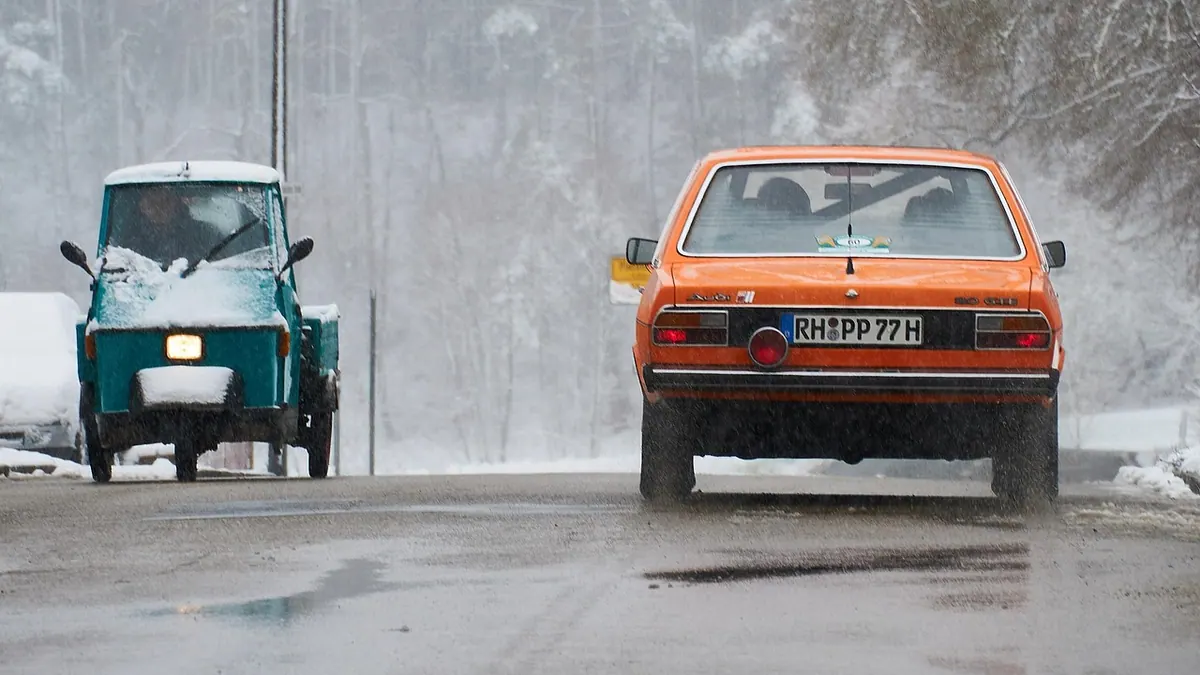 Voiture chargée sur un plateau de transport