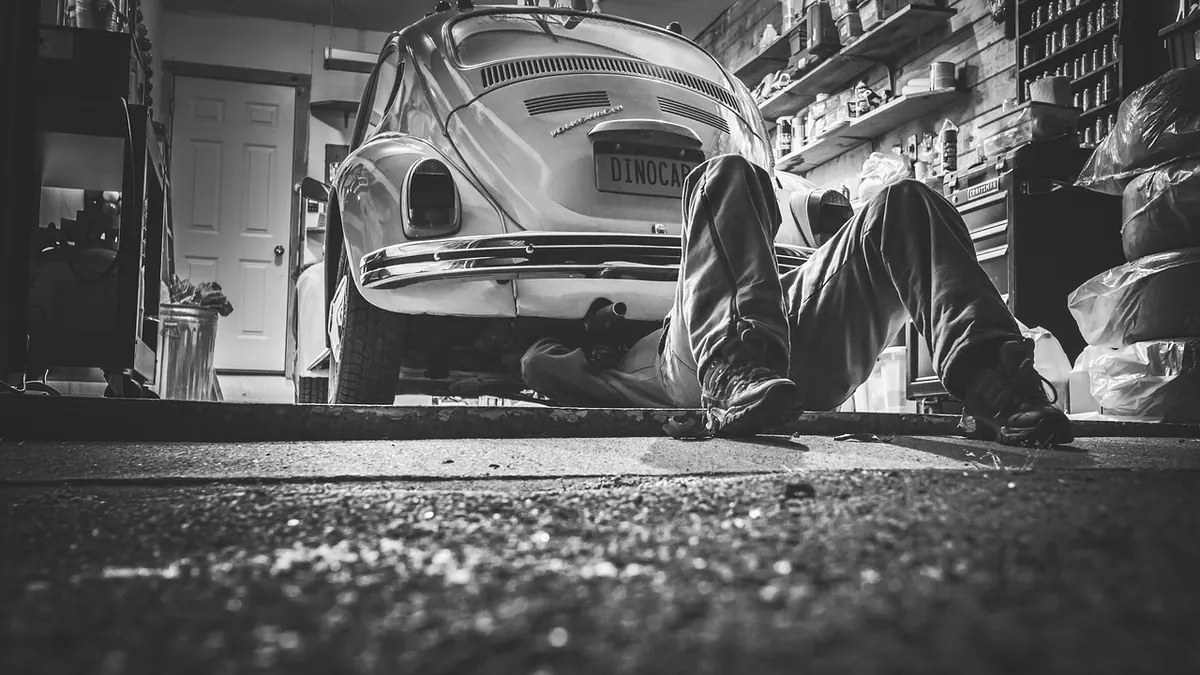 Mécanicien au travail dans un atelier