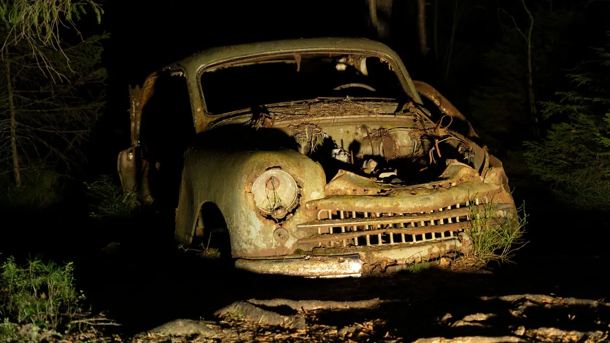 Épave de voiture abandonnée dans la nature