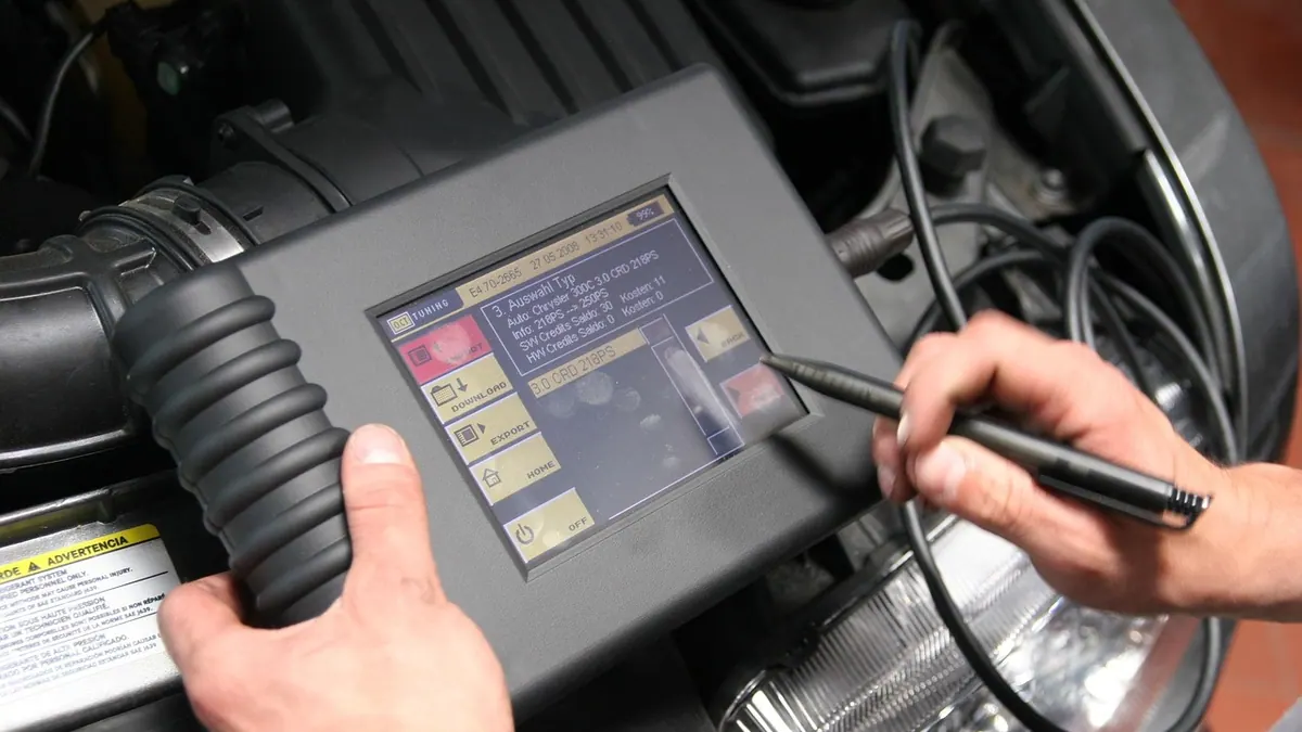Mains d’un mécanicien sur un moteur