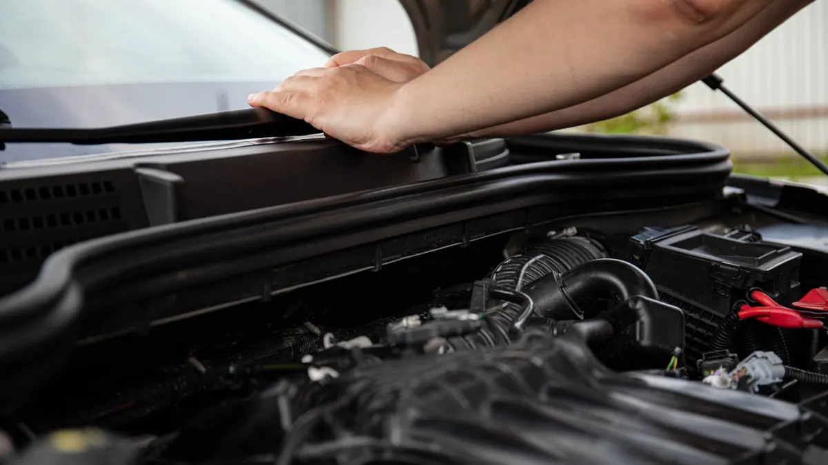 Mécanicien réparant un moteur de voiture