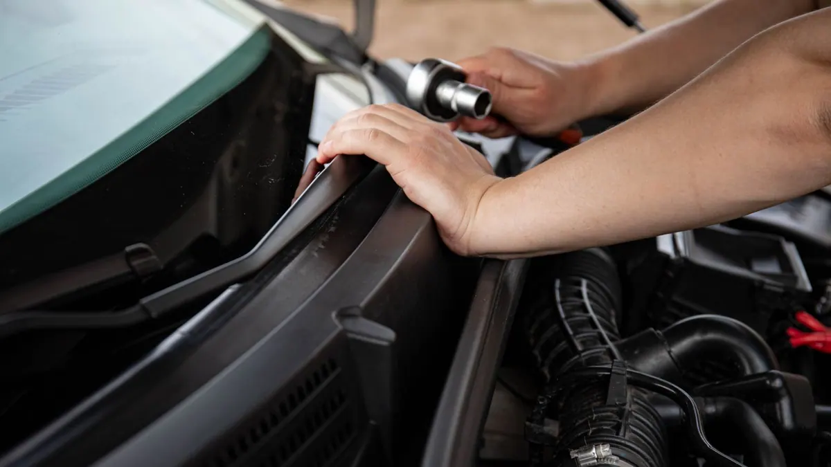 Mécanicien réparant un moteur de voiture